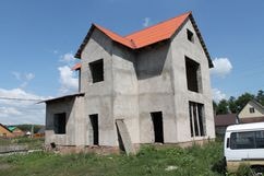 Построен и оштукатурен двухэтажный дом из арболитового блока
